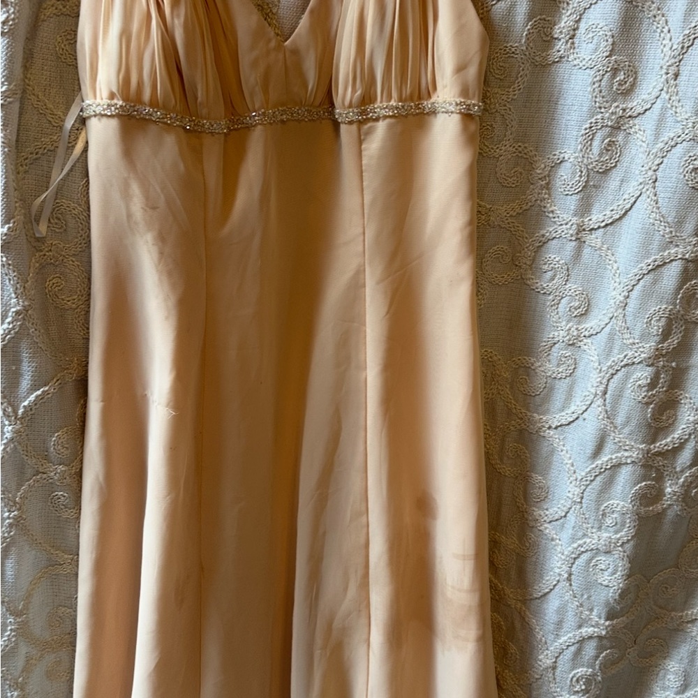 Elegant Peach Evening Gown with Beaded Detail - Picture 4 of 4